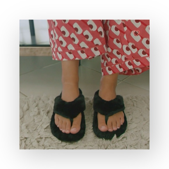 new Olukai ʊ Shearling Fur Outdoor Slipper Thong Sandals ʊ Black 9M ʊ in Box - Picture 16 of 17